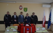 Przekazanie mundurów i torby dla strażaków z malanowa