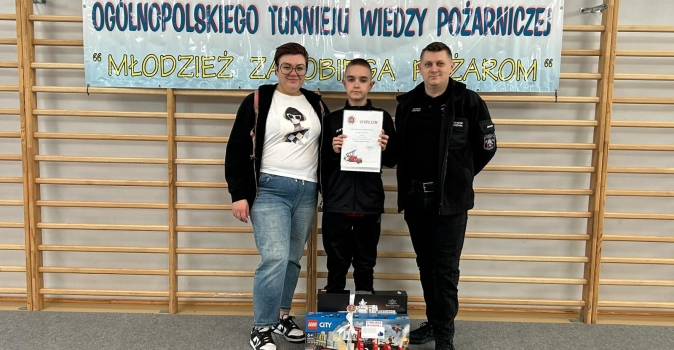 Antoni z mama i prezesem OSP Bibianna