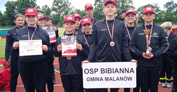 Druzyna MDP Bibianna w granatowych dresach i czerwonych czapkach